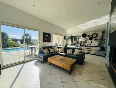 Maison - 240 m² - 7 pièces