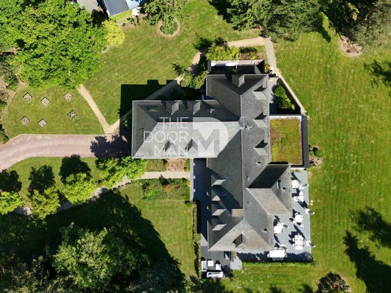 Propriété - 1 051 m² - 20 pièces