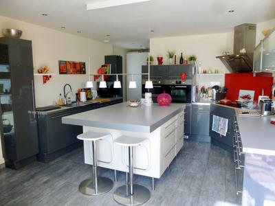 Maison - 234 m² - 10 pièces