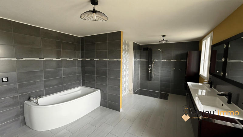 Maison - 246 m² - 8 pièces