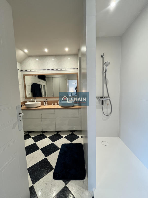 Propriété - 197 m² - 9 pièces