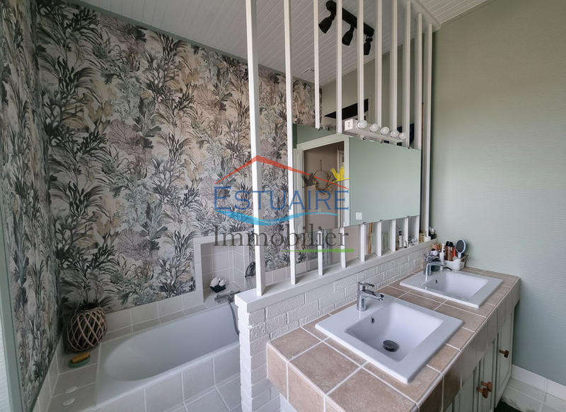 Maison - 239 m² - 10 pièces