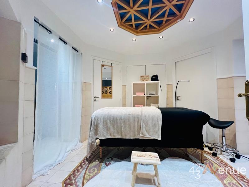 Maison - 330 m² - 8 pièces