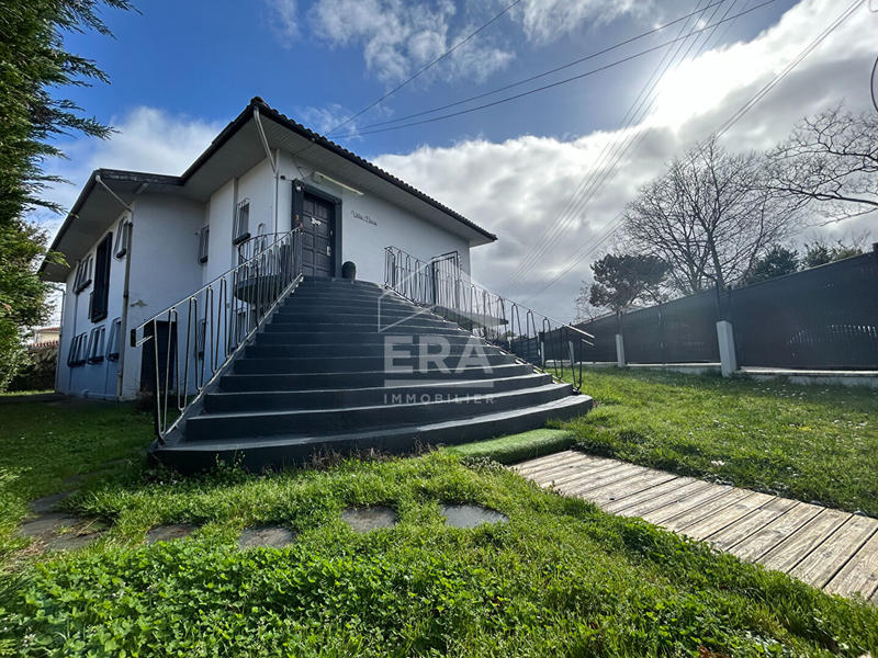 Maison - 222 m² - 10 pièces