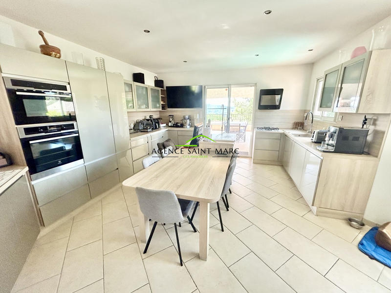 Maison - 180 m² - 5 pièces