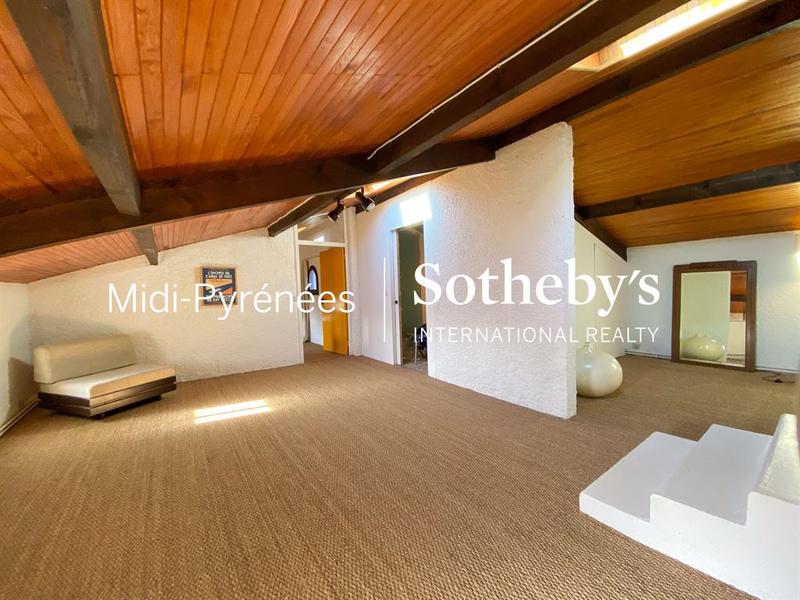 Maison - 232 m² - 9 pièces