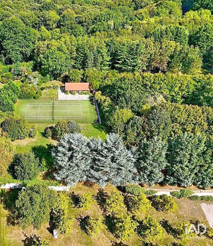 Maison - 1 044 m² - 15 pièces