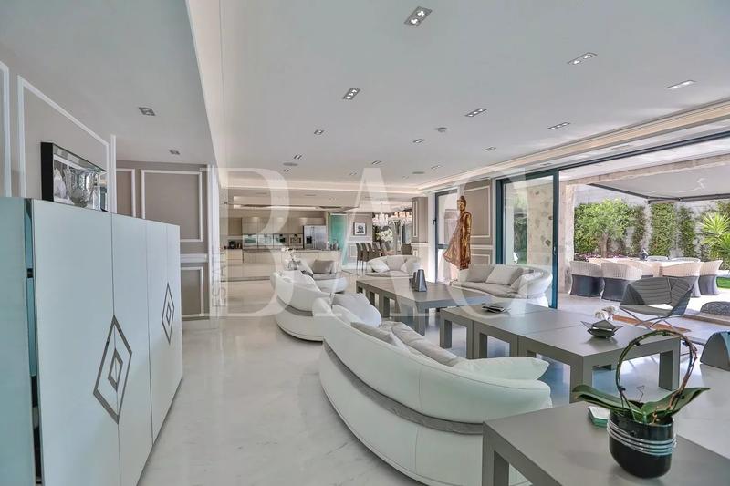 Villa - 1 000 m² - 22 pièces