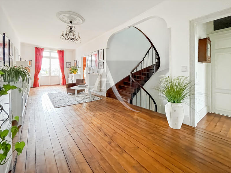 Maison - 437 m² - 11 pièces