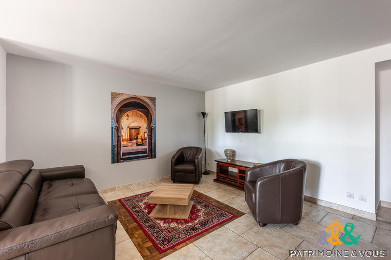 Local commercial - 1 175 m² - 28 pièces