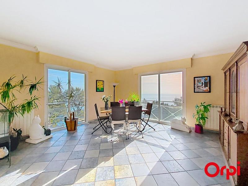 Maison - 222 m² - 8 pièces