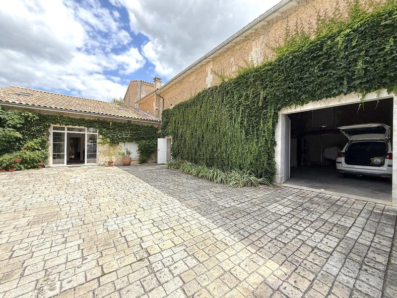 Maison - 247 m² - 8 pièces