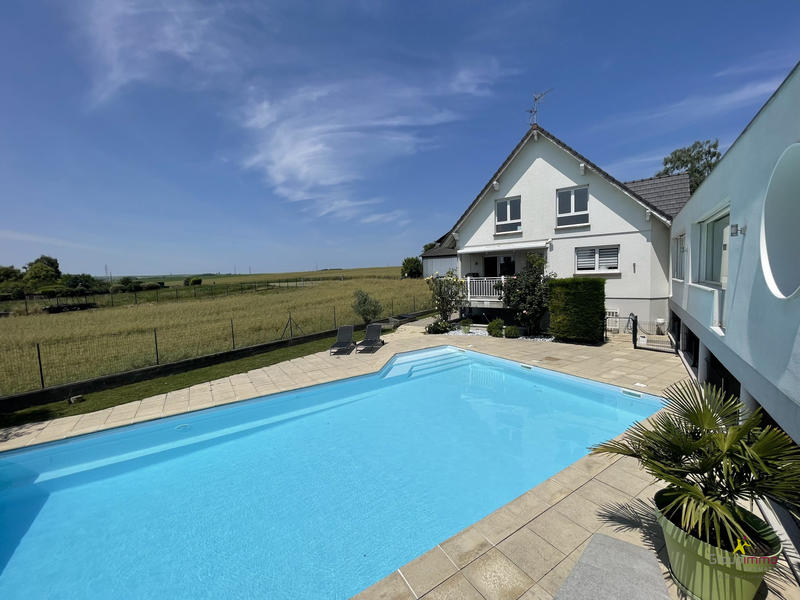 Maison - 244 m² - 9 pièces