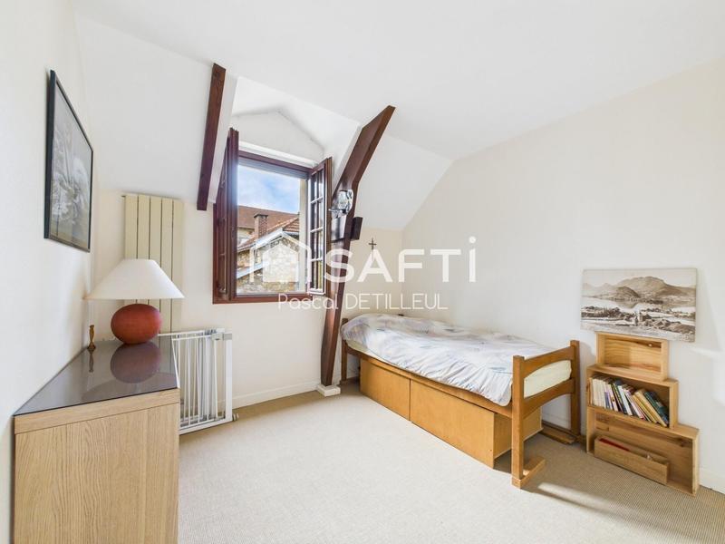 Maison - 201 m² - 8 pièces