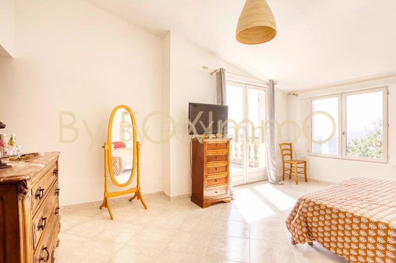 Maison - 220 m² - 5 pièces