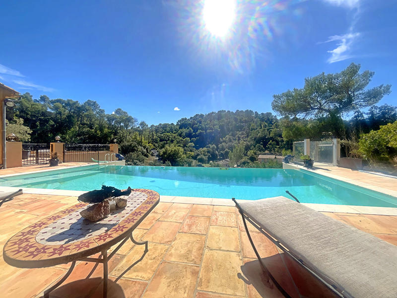 Maison - 230 m² - 6 pièces