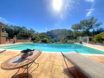 Maison - 230 m² - 6 pièces