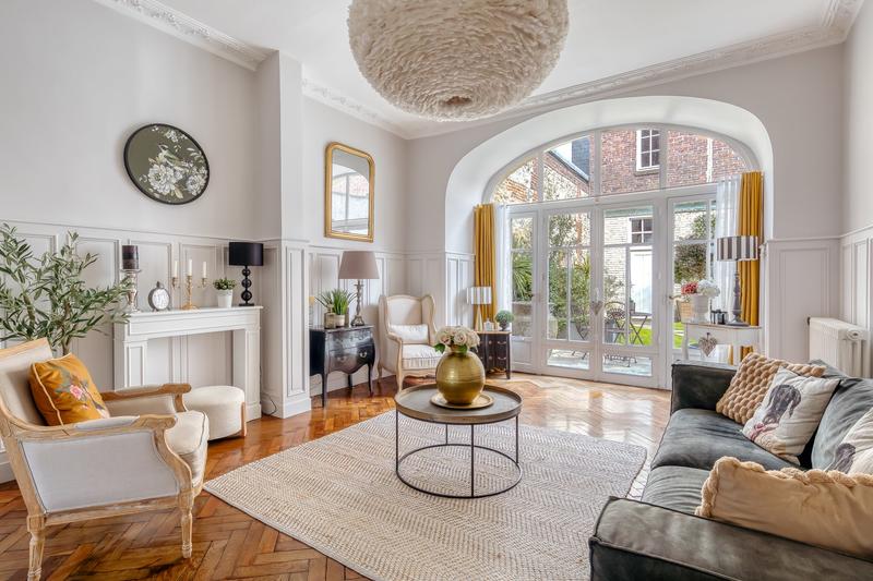 Maison - 233 m² - 12 pièces