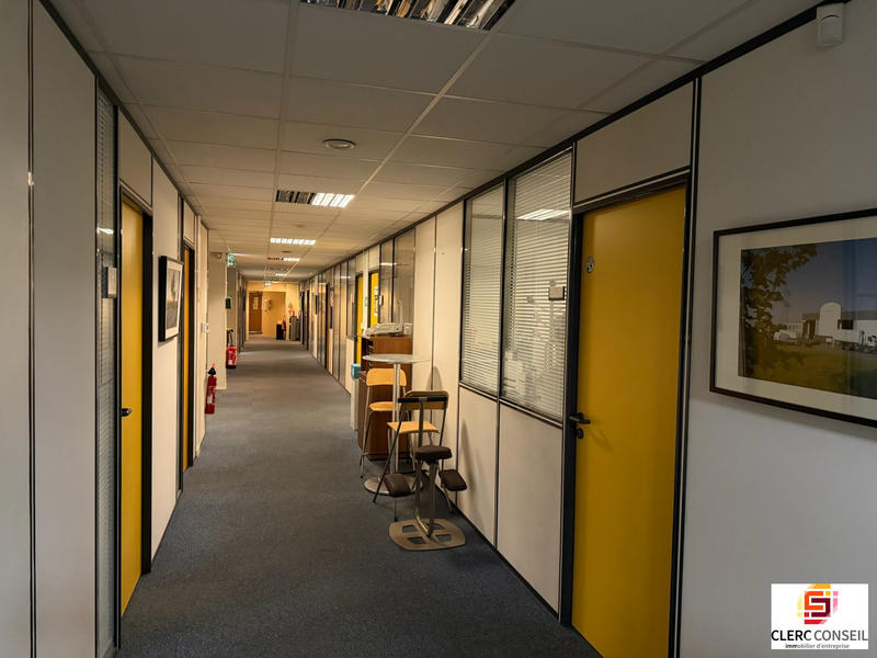 Bureau - 866 m²