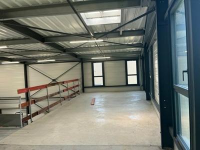 Local d'activité / Entrepôt - 305 m²