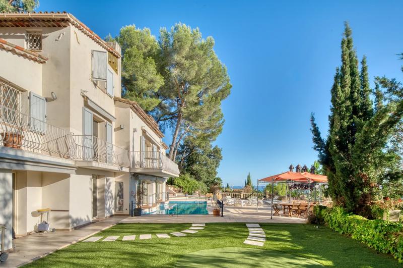 Villa - 313 m² - 9 pièces