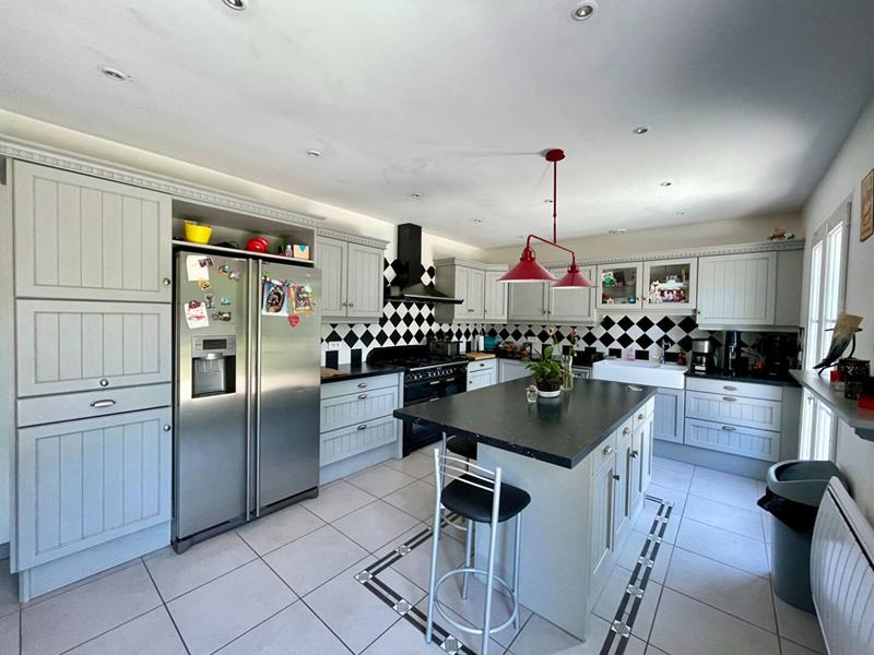 Maison - 230 m² - 7 pièces