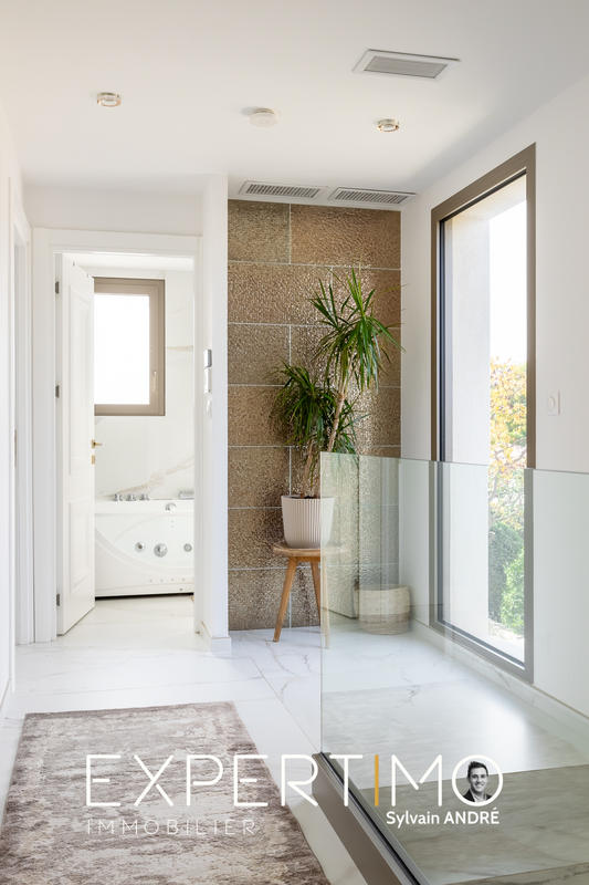 Maison - 230 m² - 9 pièces