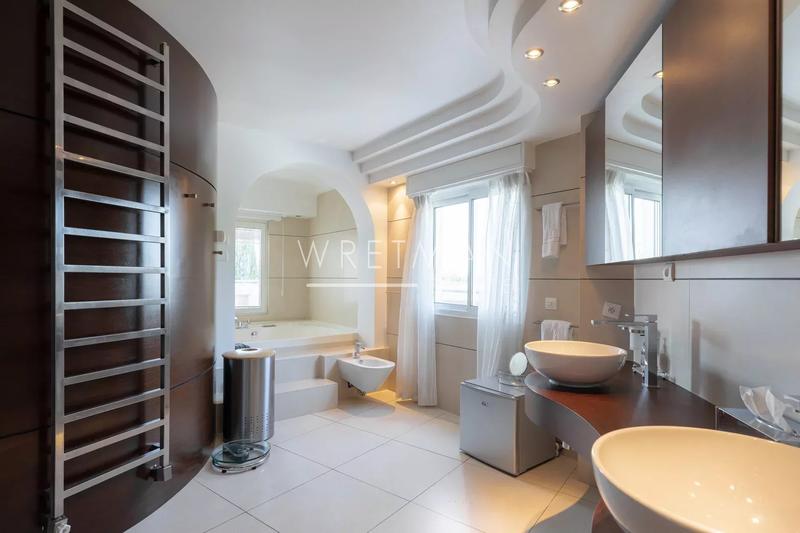 Villa - 630 m² - 10 pièces