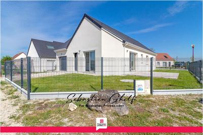 Maison - 90 m² - 5 pièces