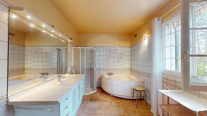 Maison - 233 m² - 8 pièces