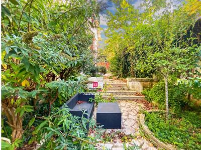 Maison - 263 m² - 8 pièces