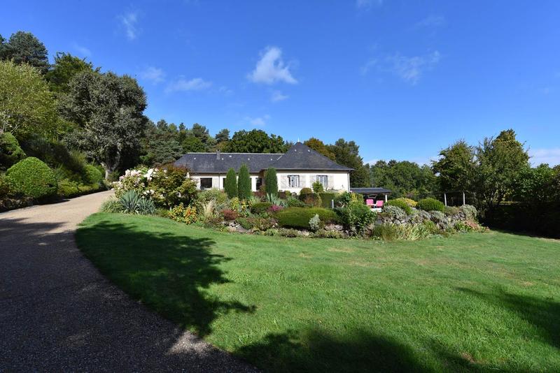 Maison - 241 m² - 9 pièces