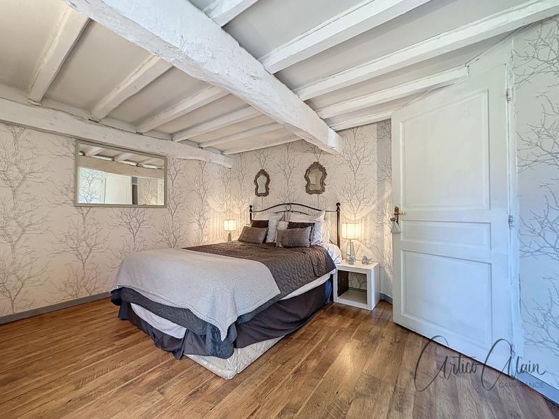 Maison en pierre - 676 m² - 11 pièces