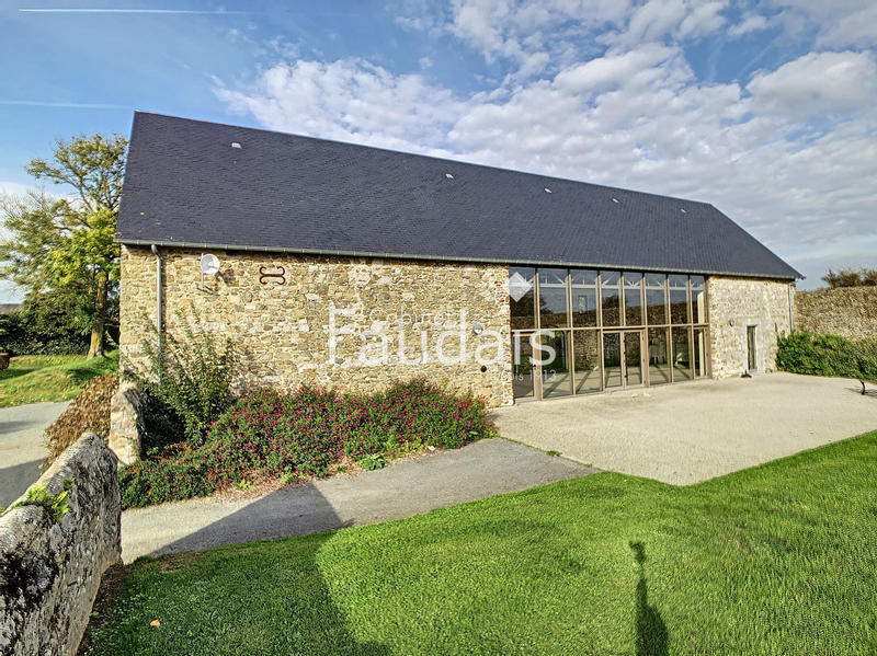 Maison - 1 014 m² - 34 pièces