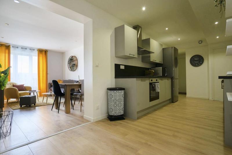 Appartement - 99 m² - 7 pièces