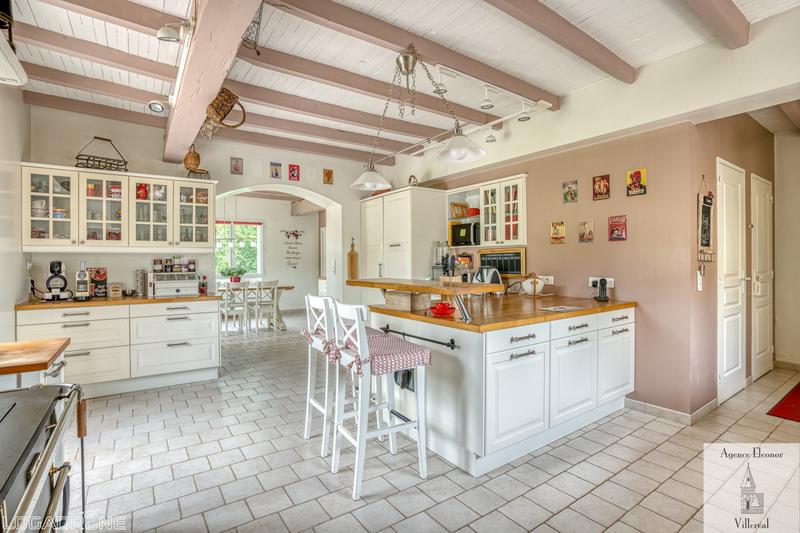 Maison traditionnelle - 315 m² - 10 pièces