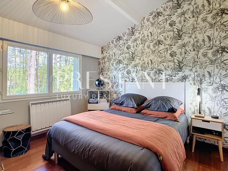 Maison - 260 m² - 10 pièces