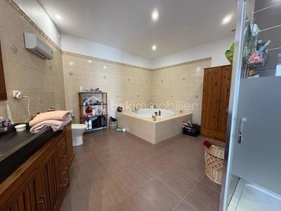 Maison traditionnelle - 245 m² - 7 pièces