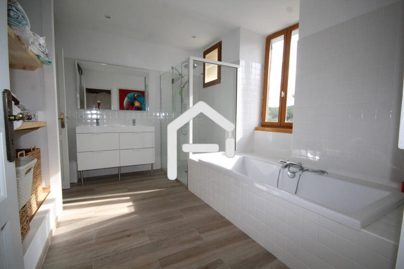 Corps de ferme - 300 m² - 8 pièces