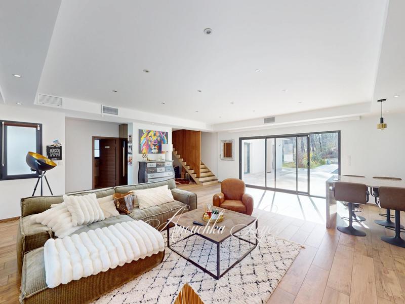 Villa - 286 m² - 11 pièces