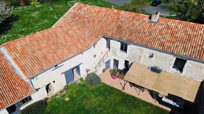 Propriété - 315 m² - 9 pièces