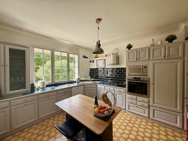 Maison - 280 m² - 15 pièces