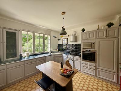 Maison - 280 m² - 15 pièces