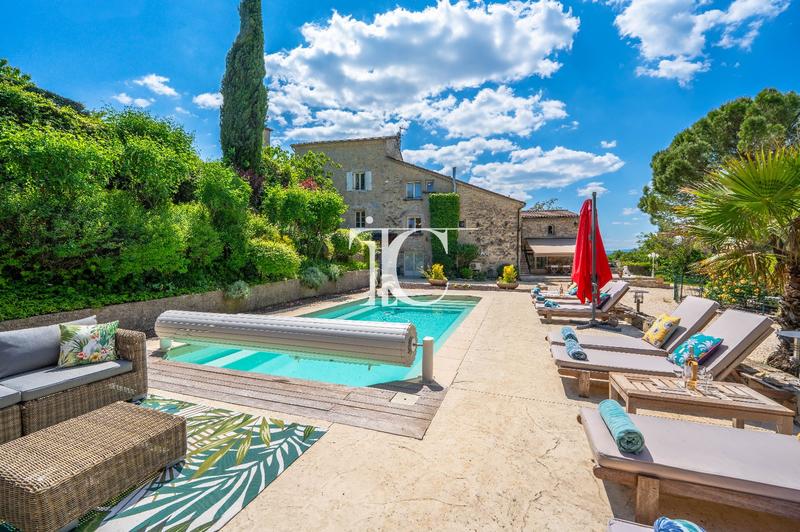 Maison - 397 m² - 12 pièces