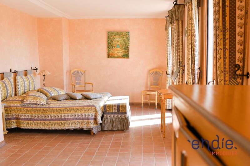 Maison - 650 m² - 12 pièces