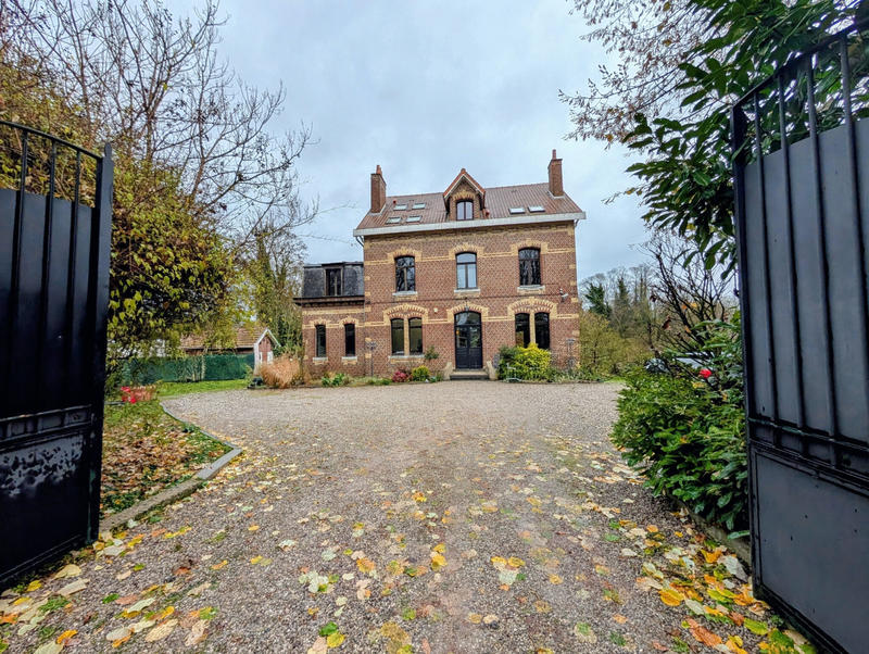 Maison - 300 m² - 11 pièces