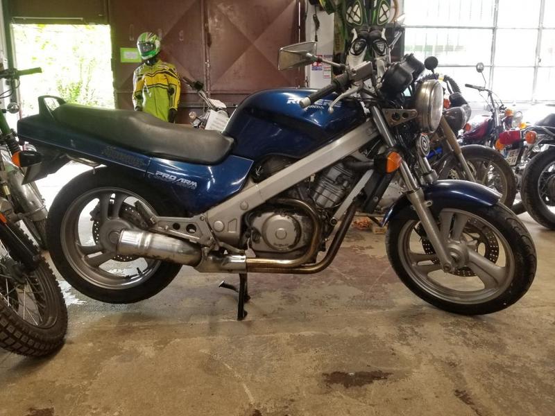 Honda Revere ntv 650 honda 0650 bleu