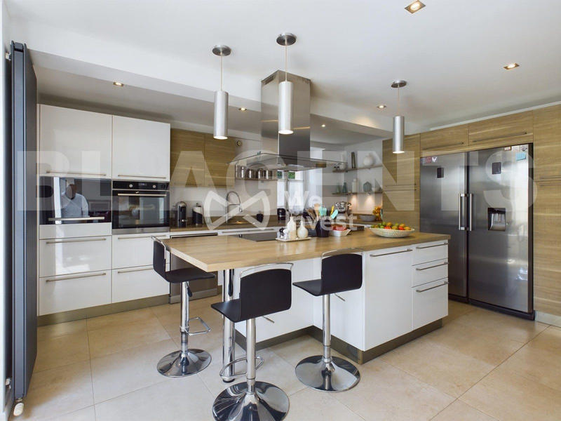 Maison - 294 m² - 9 pièces