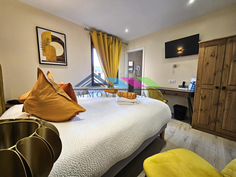 Local commercial - 1 800 m² - 25 pièces