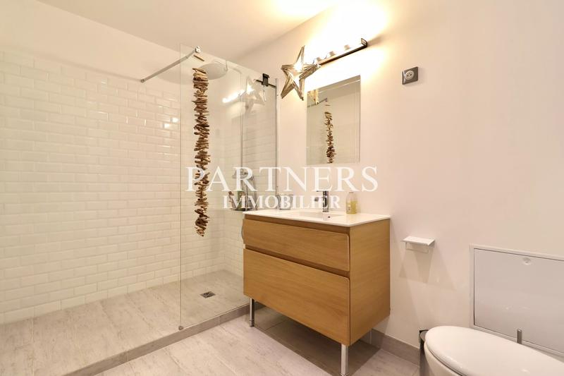 Maison - 220 m² - 7 pièces